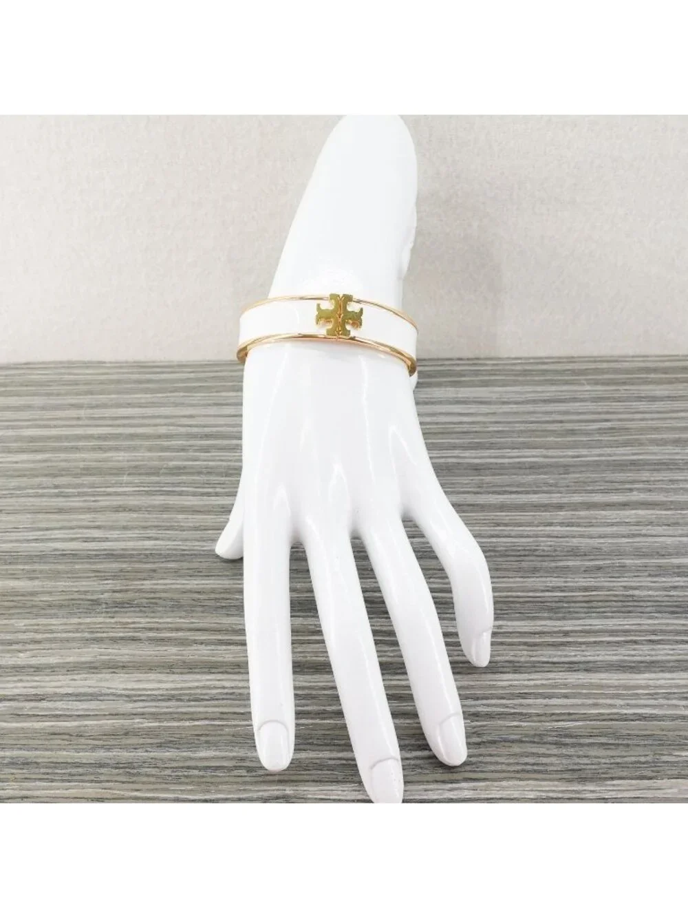 Tory Burch Enameled Kira Logo Hinged Bracelet Gold/ Ivory OS